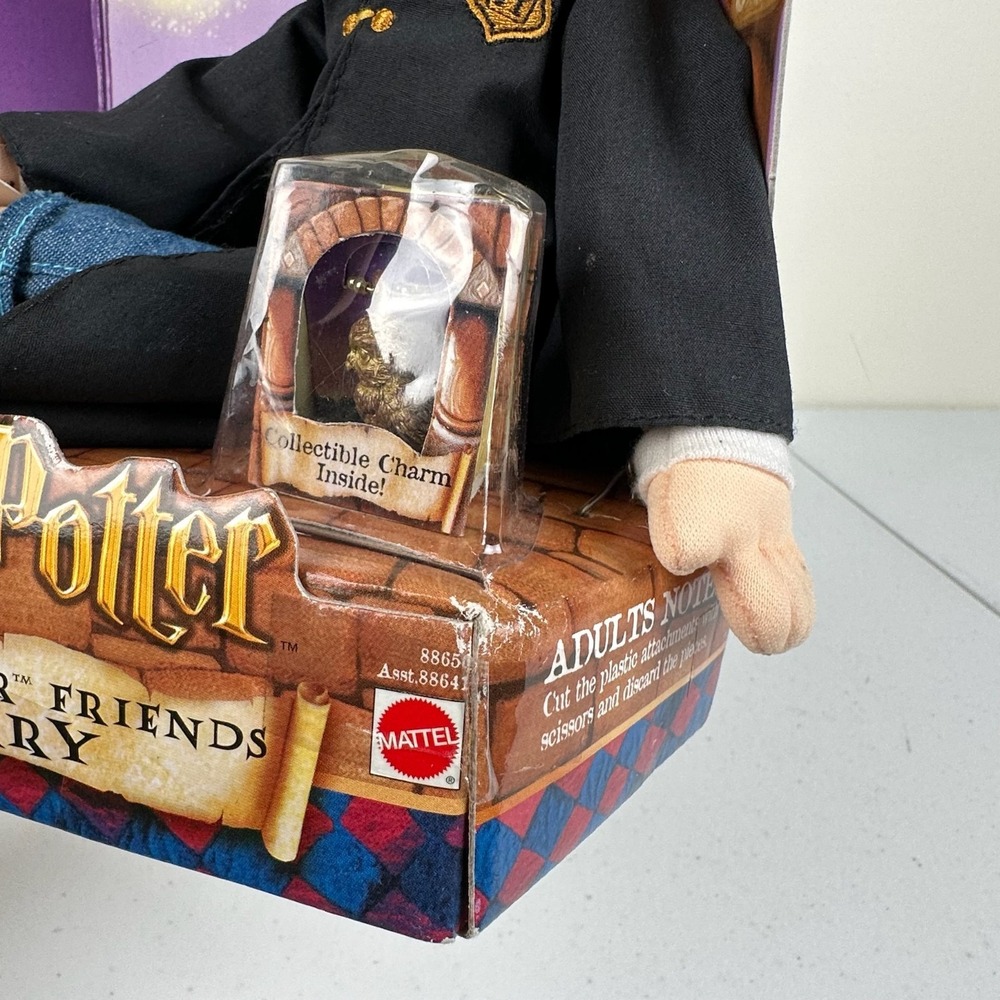 Mattel Harry Potter GRYFFINDOR FRIENDS Doll with Charm, 2001 - Picture 6 of 7